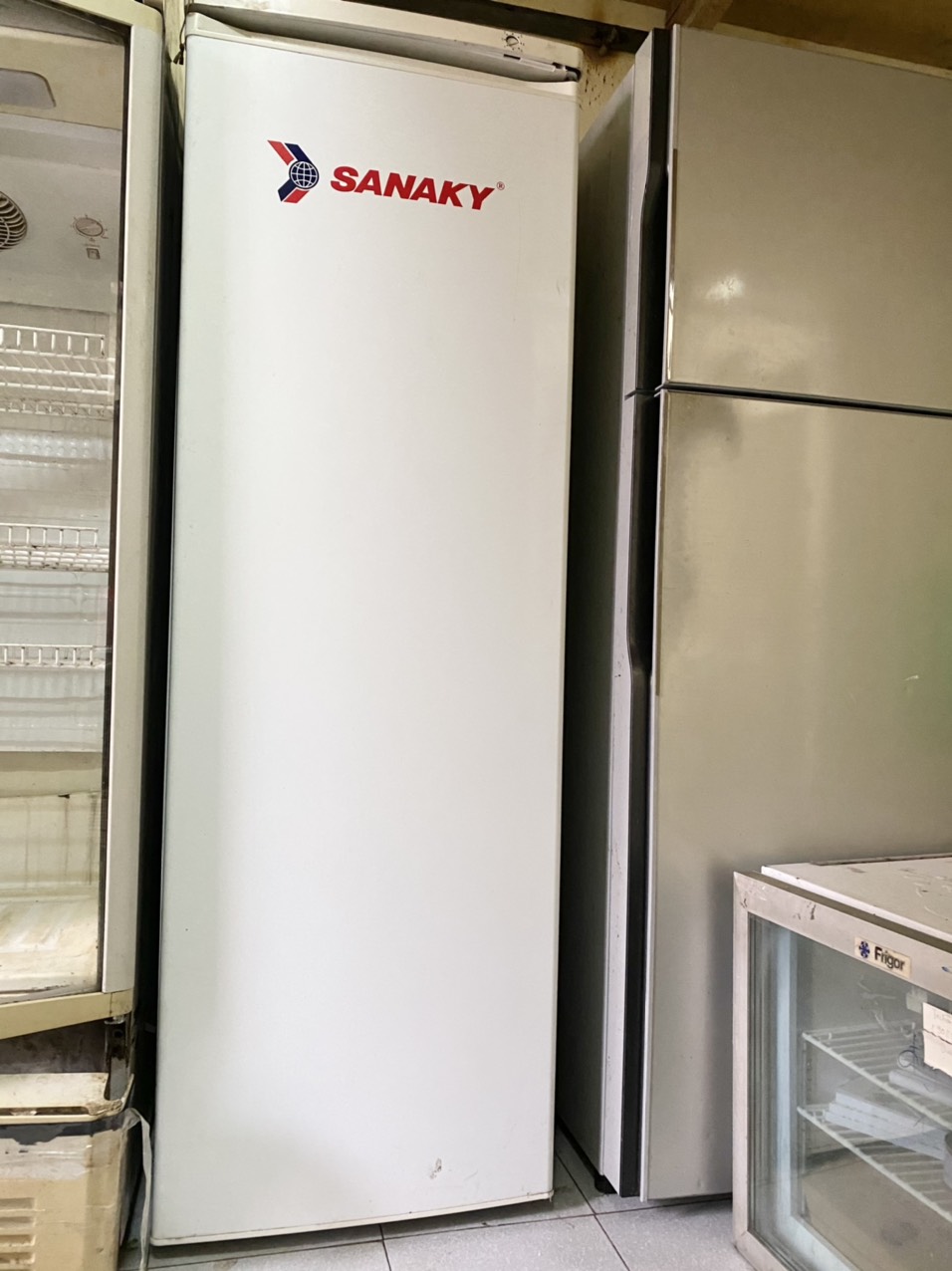 Tủ đông đứng 7 ngăn Sanaky làm lạnh cấp tốc.